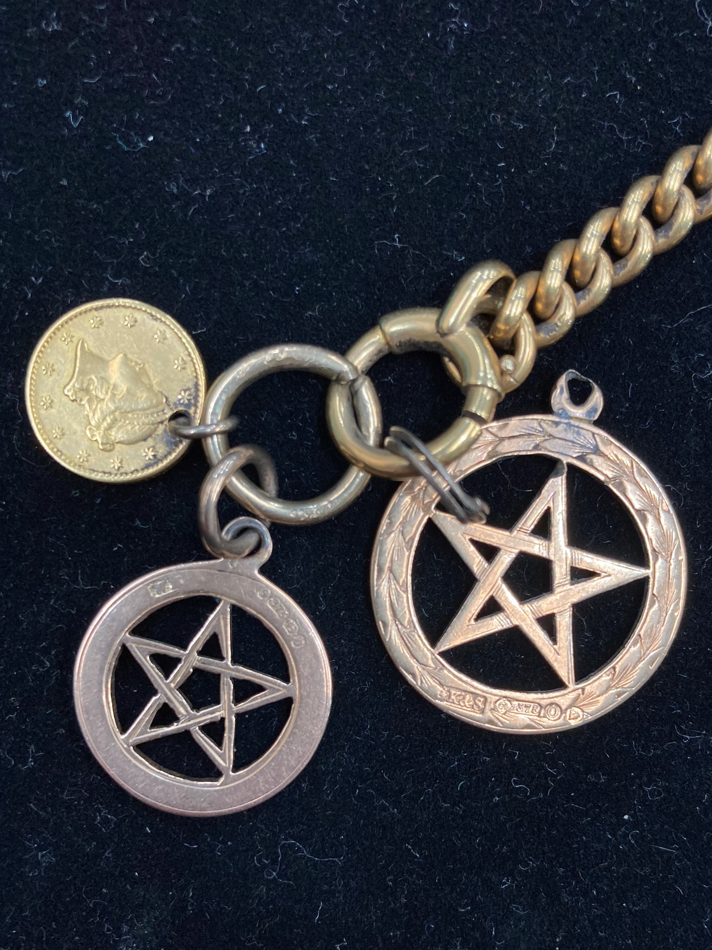 AN 18 CARAT GOLD HUNTER POCKET WATCH AND CHAIN - Image 9 of 11