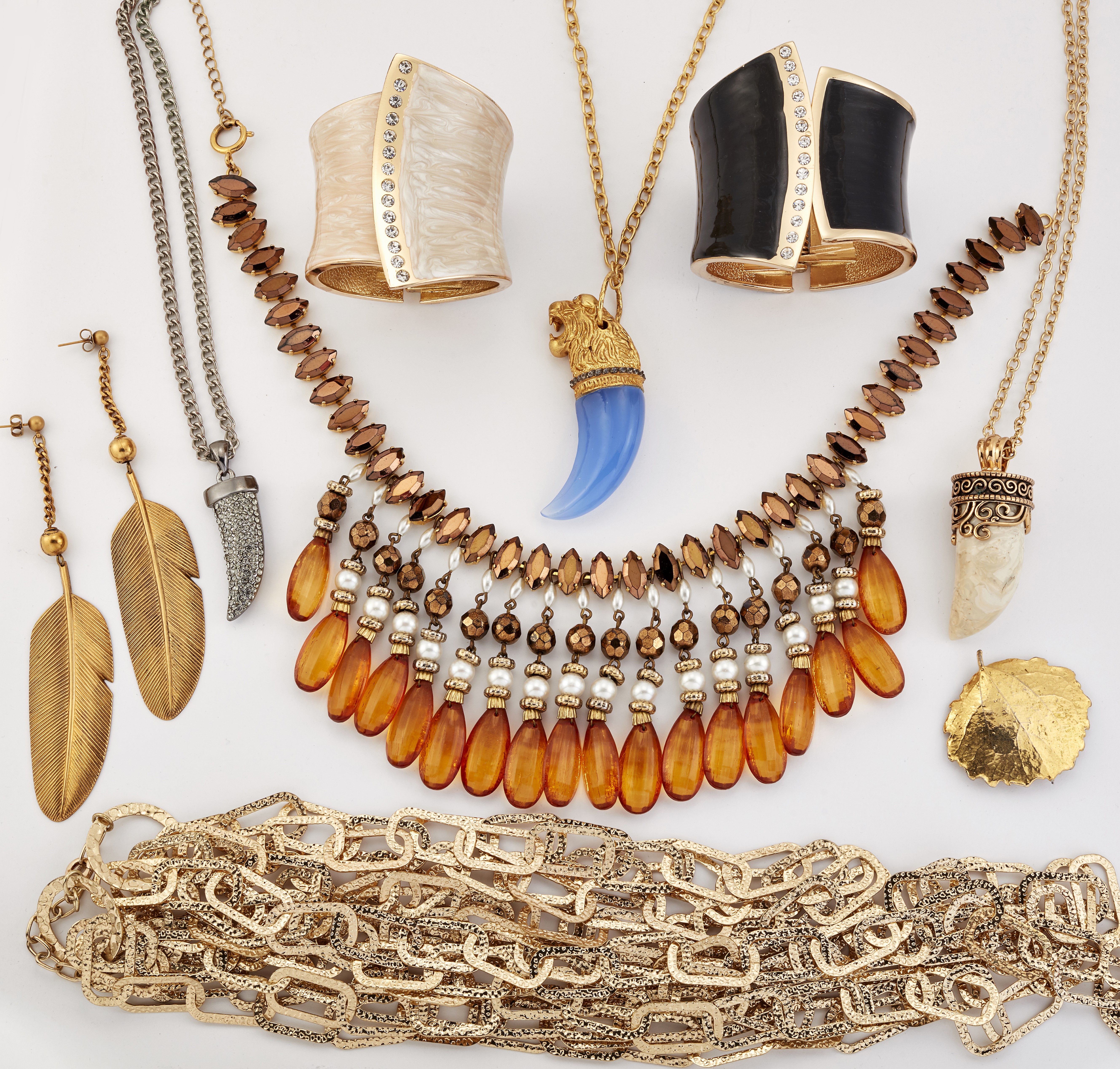 A QUANTITY OF GOOD QUALITY COSTUME JEWELLERY