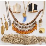 A QUANTITY OF GOOD QUALITY COSTUME JEWELLERY