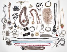 A QUANTITY OF COSTUME JEWELLERY