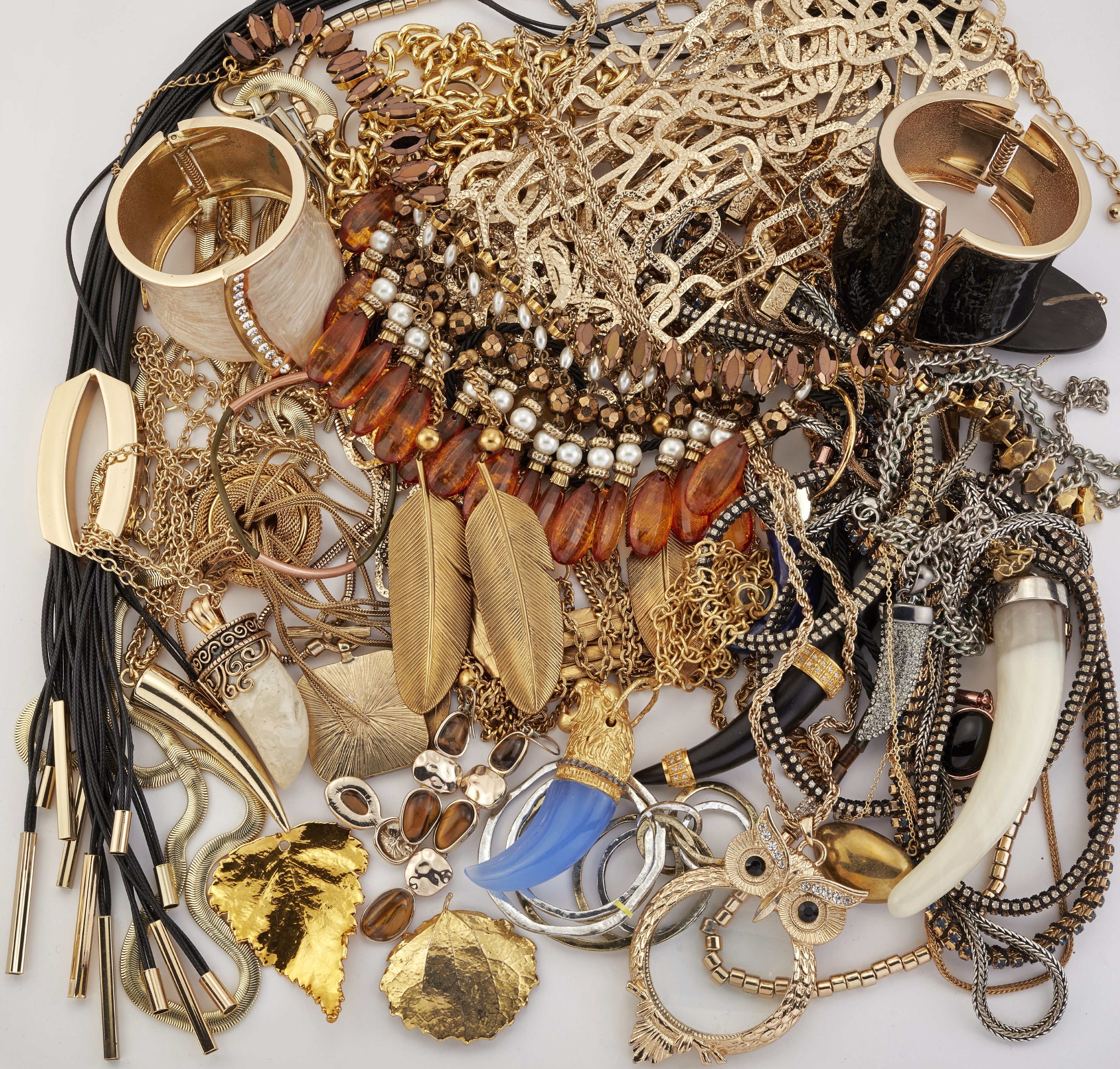 A QUANTITY OF GOOD QUALITY COSTUME JEWELLERY - Image 2 of 2