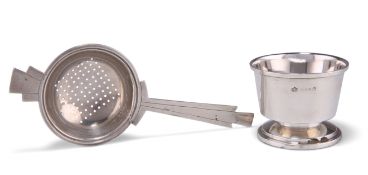 AN ART DECO SILVER TEA STRAINER ON STAND