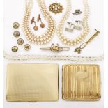 A PAIR OF 9 CARAT GOLD CUFFLINKS AND A SMALL QUANTITY OF COSTUME JEWELLERY