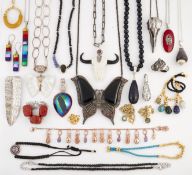 A QUANTITY OF GOOD QUALITY SILVER, METAL AND GEM-SET COSTUME JEWELLERY