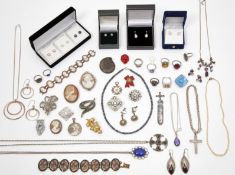 A QUANTITY OF JEWELLERY