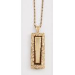 A 9 CARAT GOLD PENDANT ON A 9 CARAT GOLD BOX LINK CHAIN