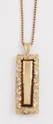 A 9 CARAT GOLD PENDANT ON A 9 CARAT GOLD BOX LINK CHAIN