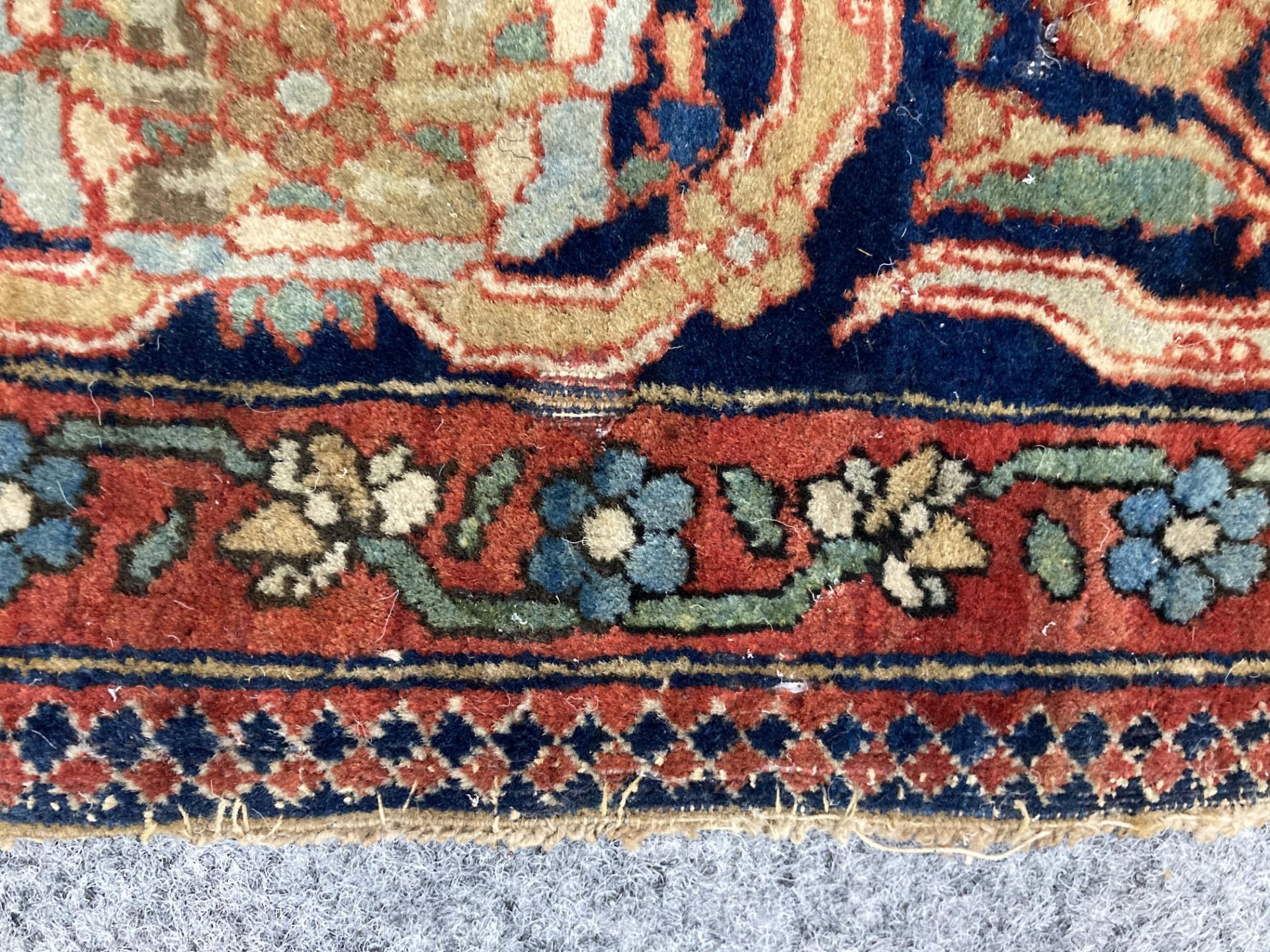 A PERSIAN KASHAN SMALL CARPET - Image 7 of 10