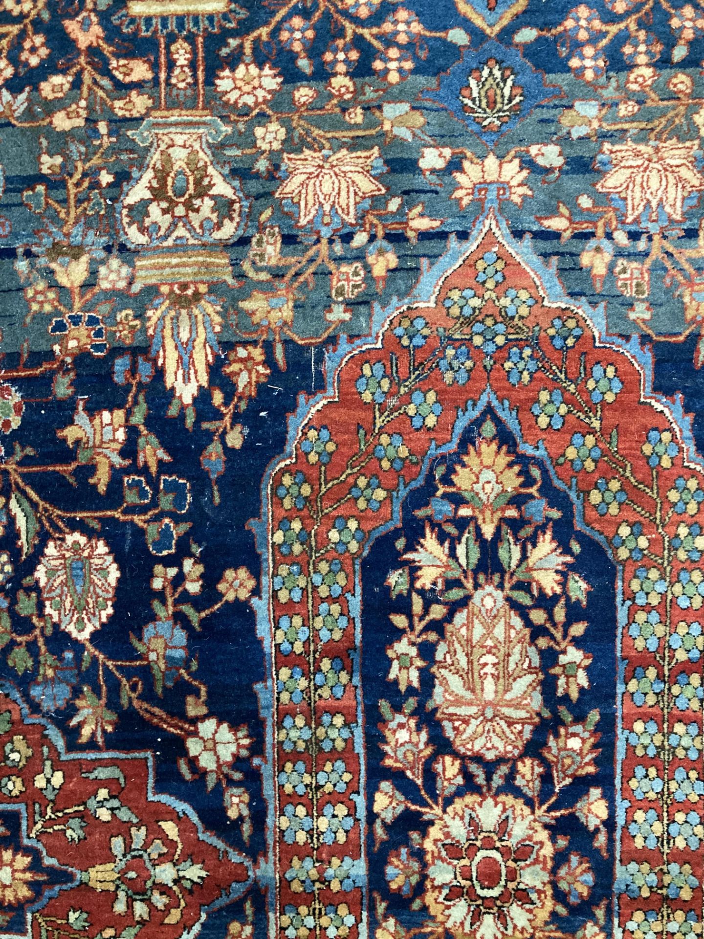A PERSIAN KASHAN SMALL CARPET - Image 5 of 10