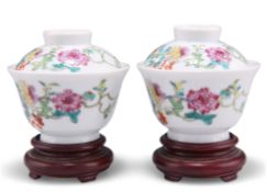 A PAIR OF CHINESE FAMILLE ROSE CUPS AND COVERS