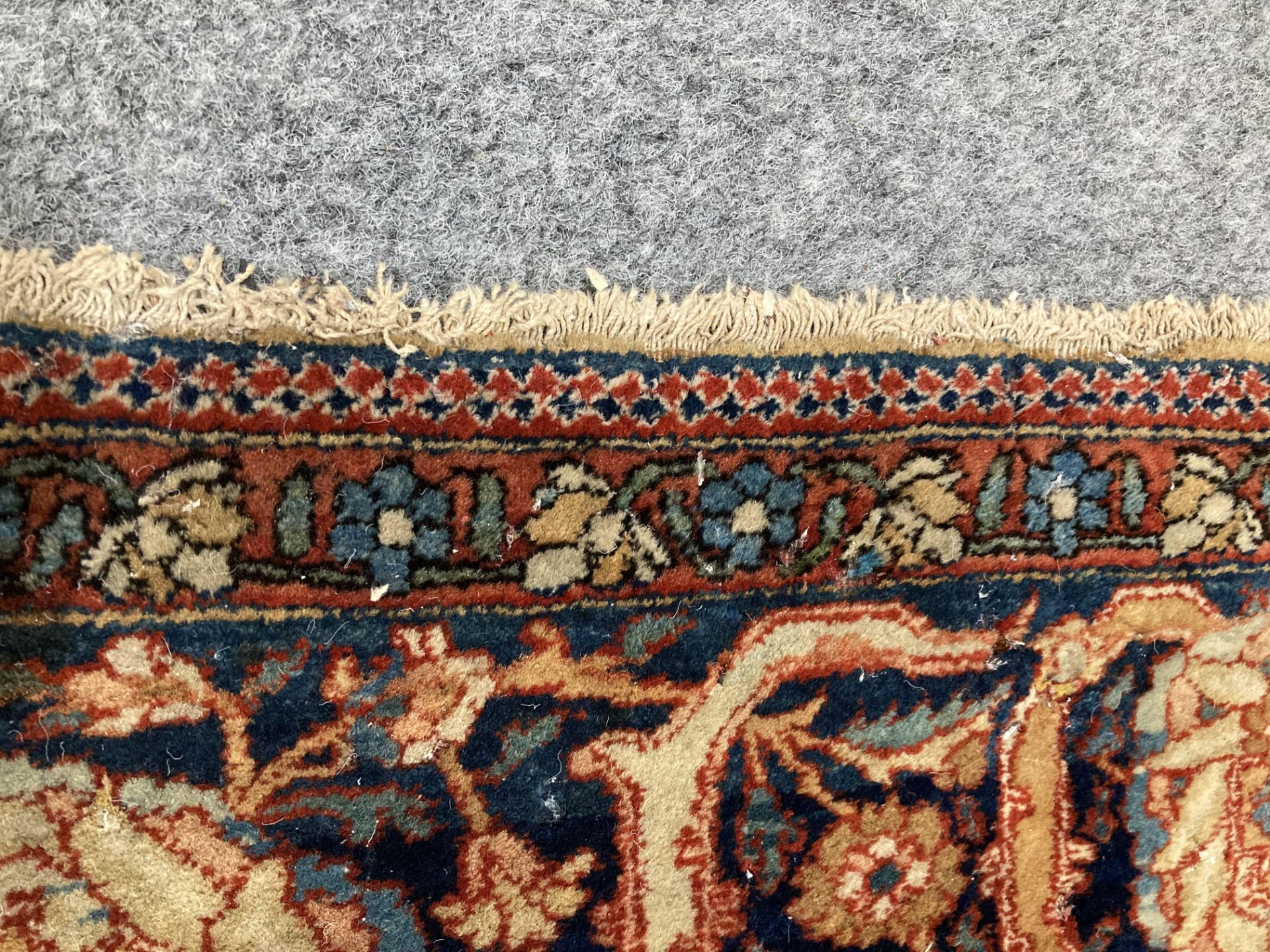 A PERSIAN KASHAN SMALL CARPET - Image 6 of 10