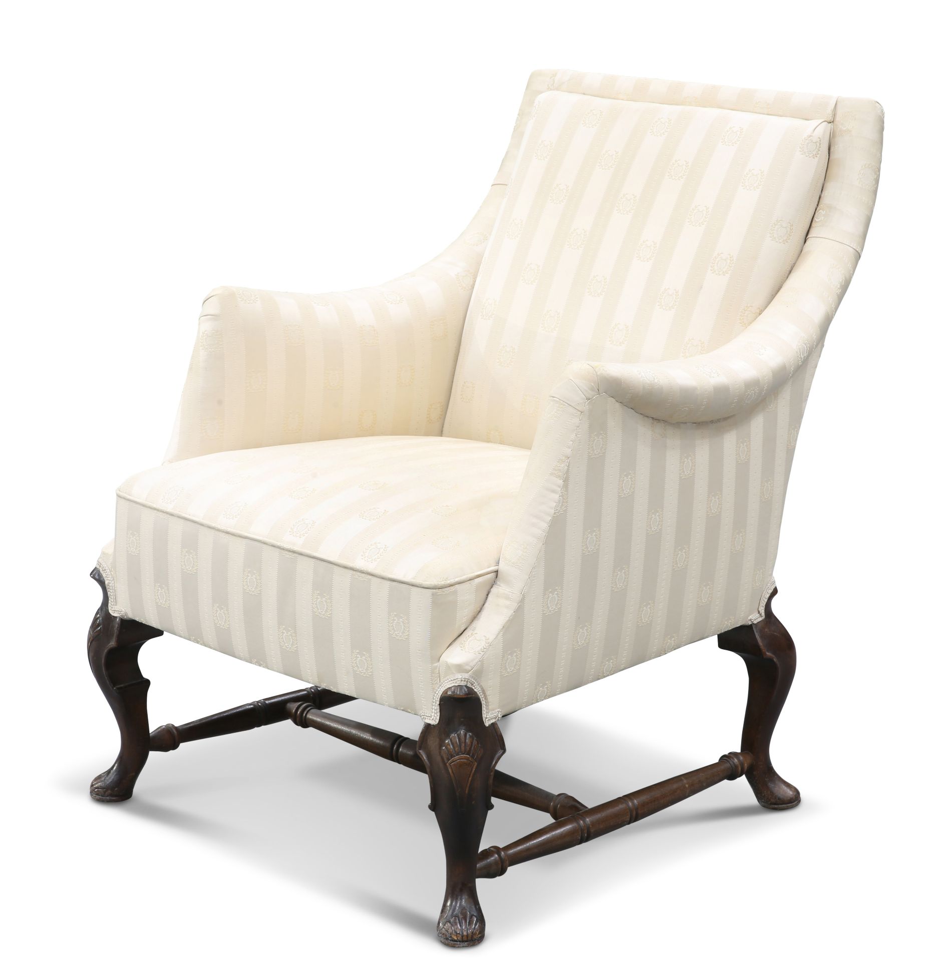 AN EARLY 20TH CENTURY WALNUT AND UPHOLSTERED ARMCHAIR