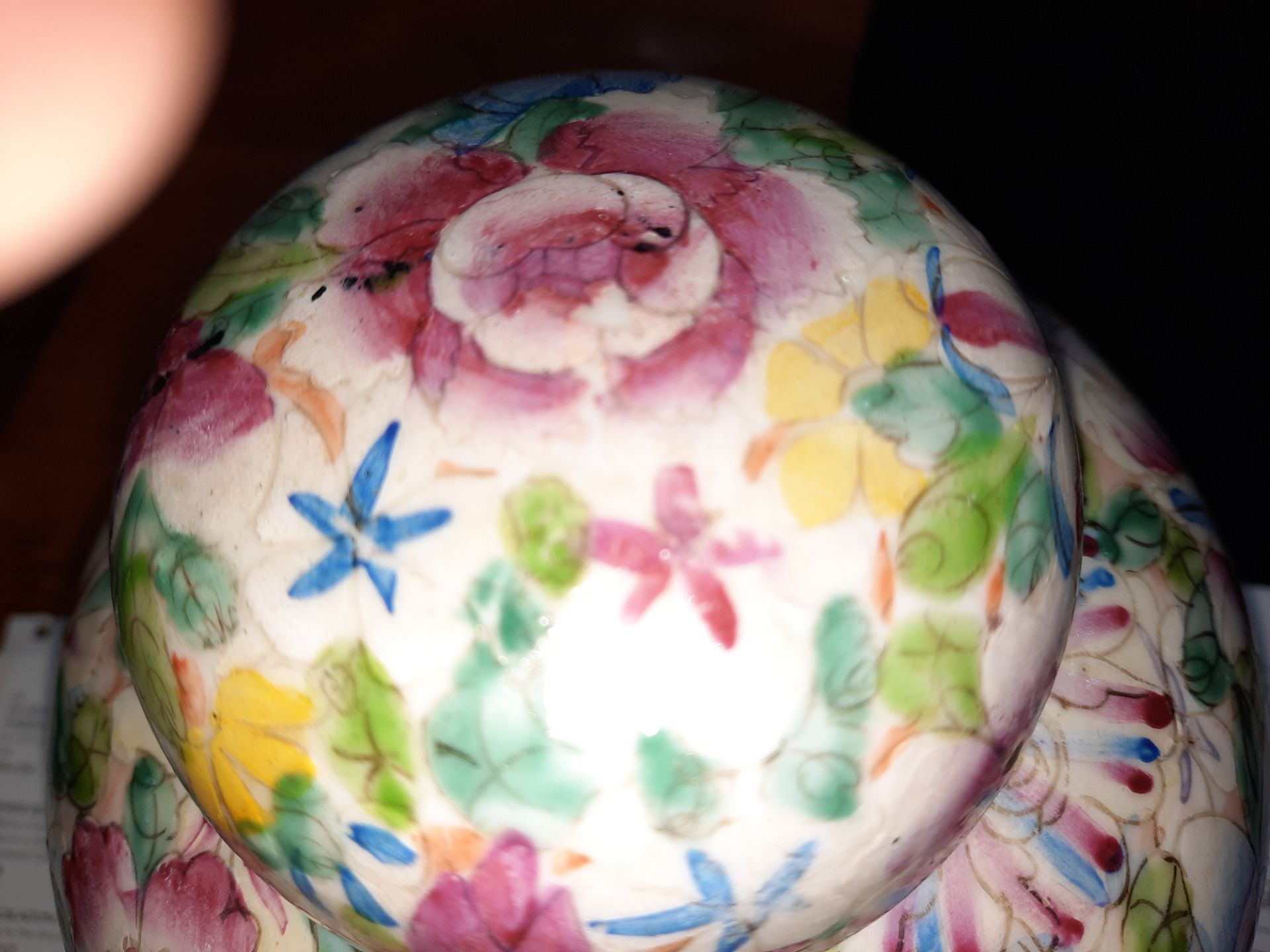 A CHINESE FAMILLE ROSE GINGER JAR AND COVER - Bild 2 aus 3