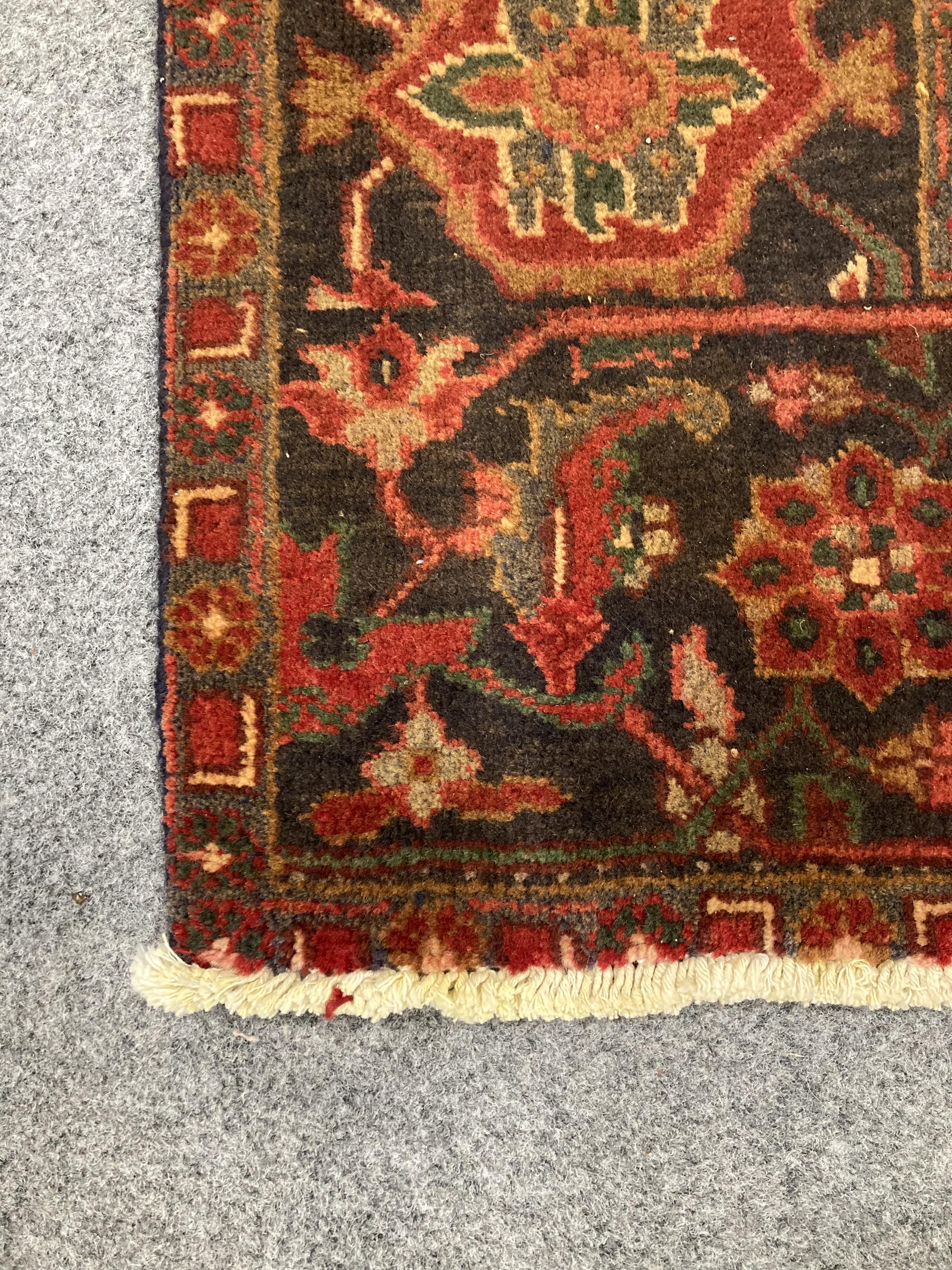 A PERSIAN HERIZ CARPET - Bild 3 aus 7