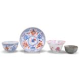 A CHINESE IMARI TEA BOWL AND SAUCER, AND TWO OTHER SMALL BOWLS