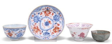 A CHINESE IMARI TEA BOWL AND SAUCER, AND TWO OTHER SMALL BOWLS