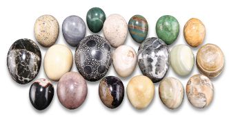 NINETEEN ASSORTED SPECIMEN MINERAL EGGS