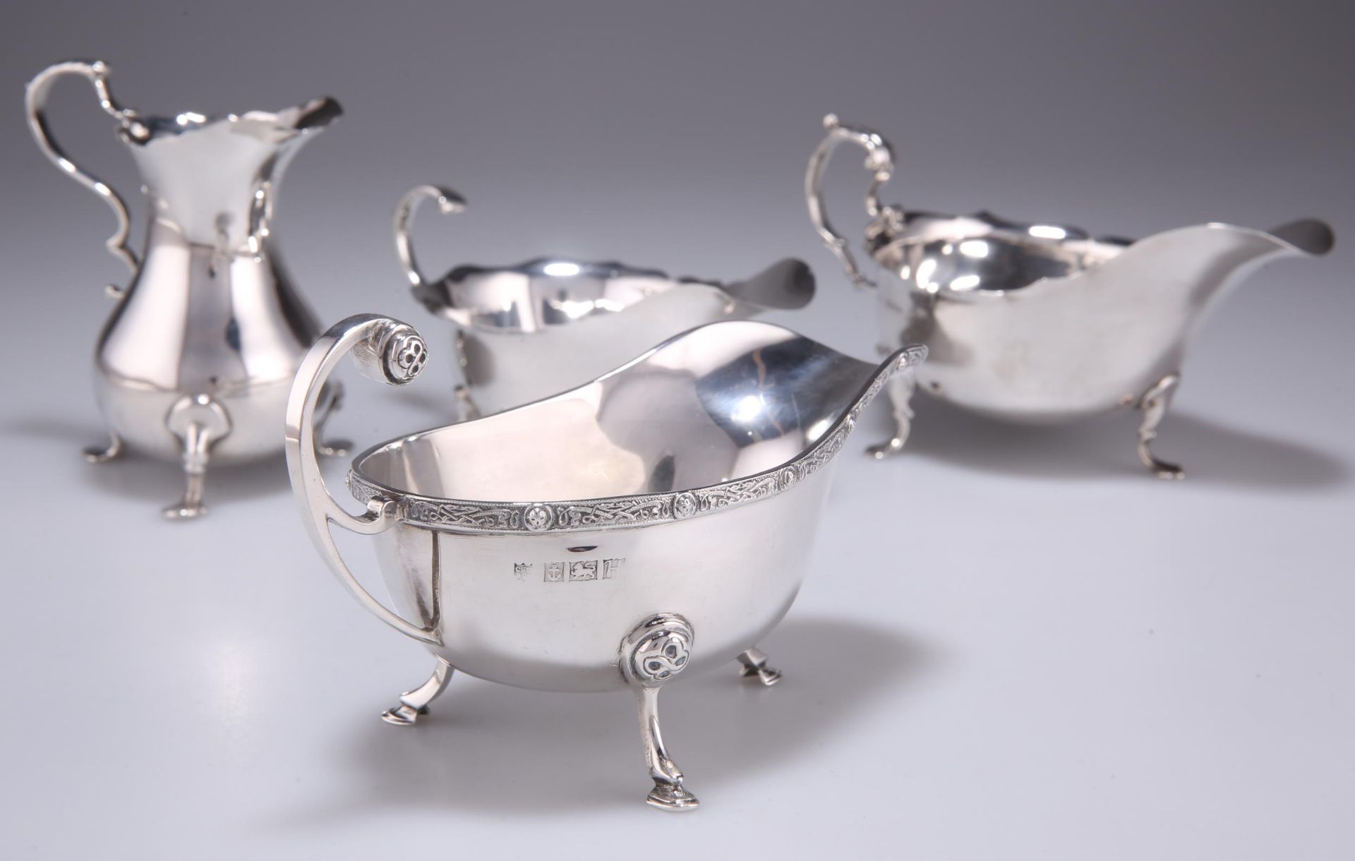 THREE SILVER SAUCE BOATS AND A SILVER CREAM JUG - Bild 2 aus 2