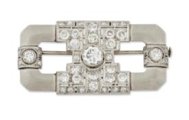 AN ART DECO DIAMOND PLAQUE BROOCH