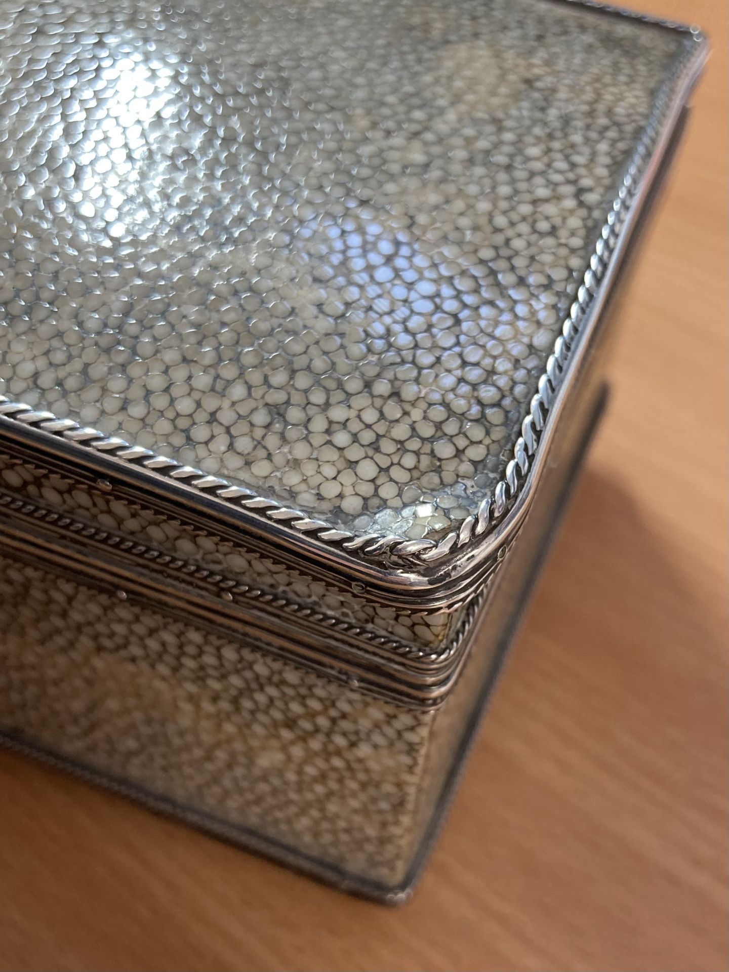 AN ARTS AND CRAFTS SILVER-MOUNTED SHAGREEN CIGARETTE BOX - Bild 7 aus 8