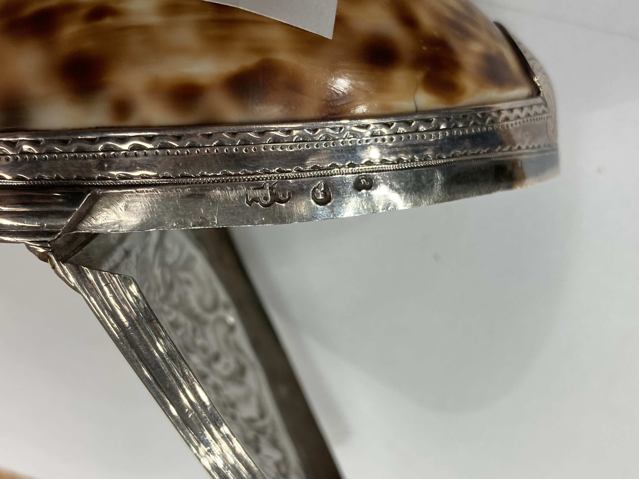 A LATE 18TH CENTURY FRENCH SILVER-MOUNTED COWRIE SHELL SNUFF BOX - Image 3 of 4