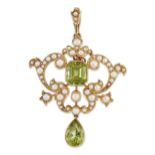 AN ART NOUVEAU PERIDOT AND SEED PEARL ADAPTABLE PENDANT / BROOCH