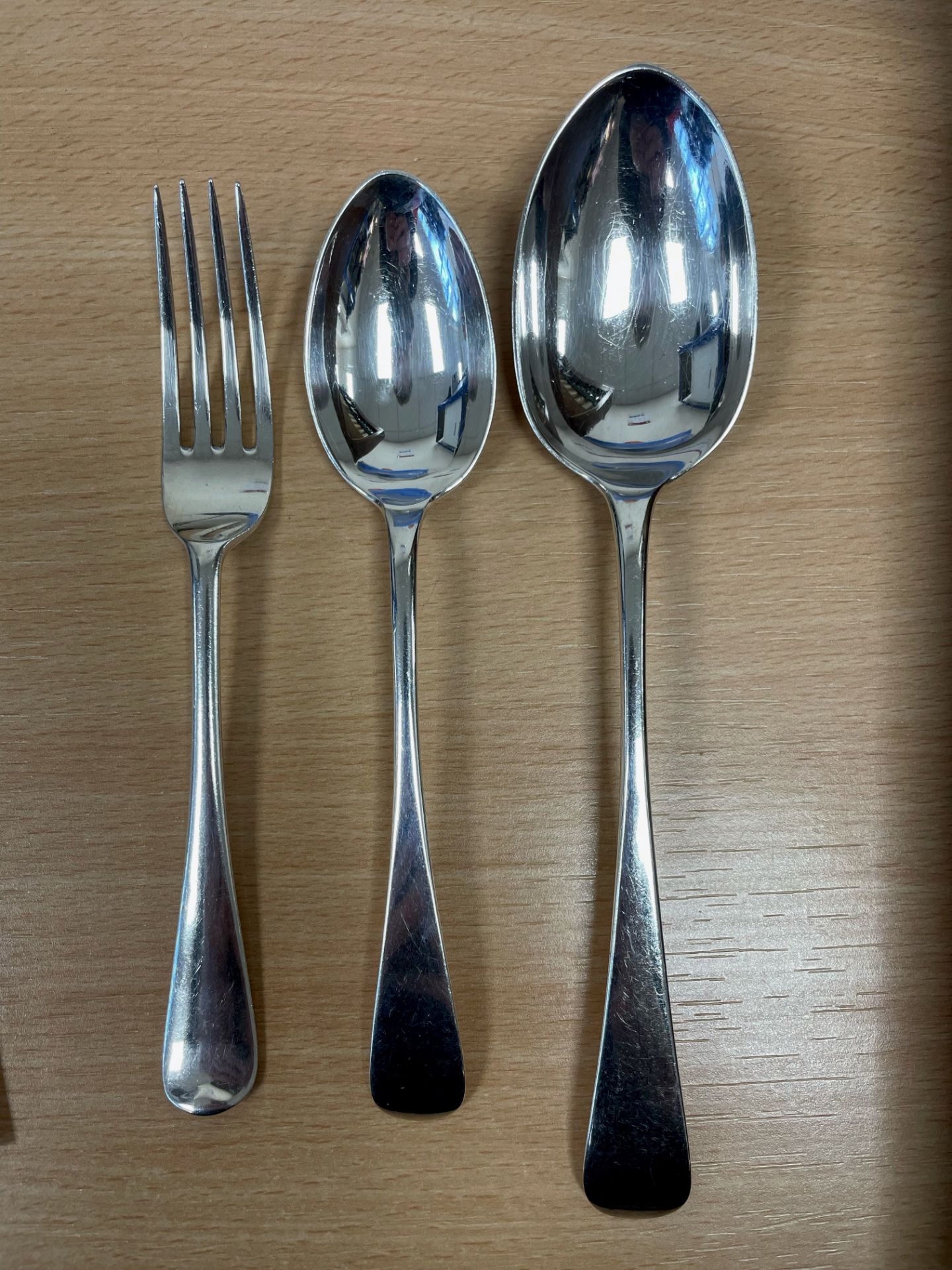 A CANTEEN OF OLD ENGLISH PATTERN SILVER FLATWARE - Bild 3 aus 4