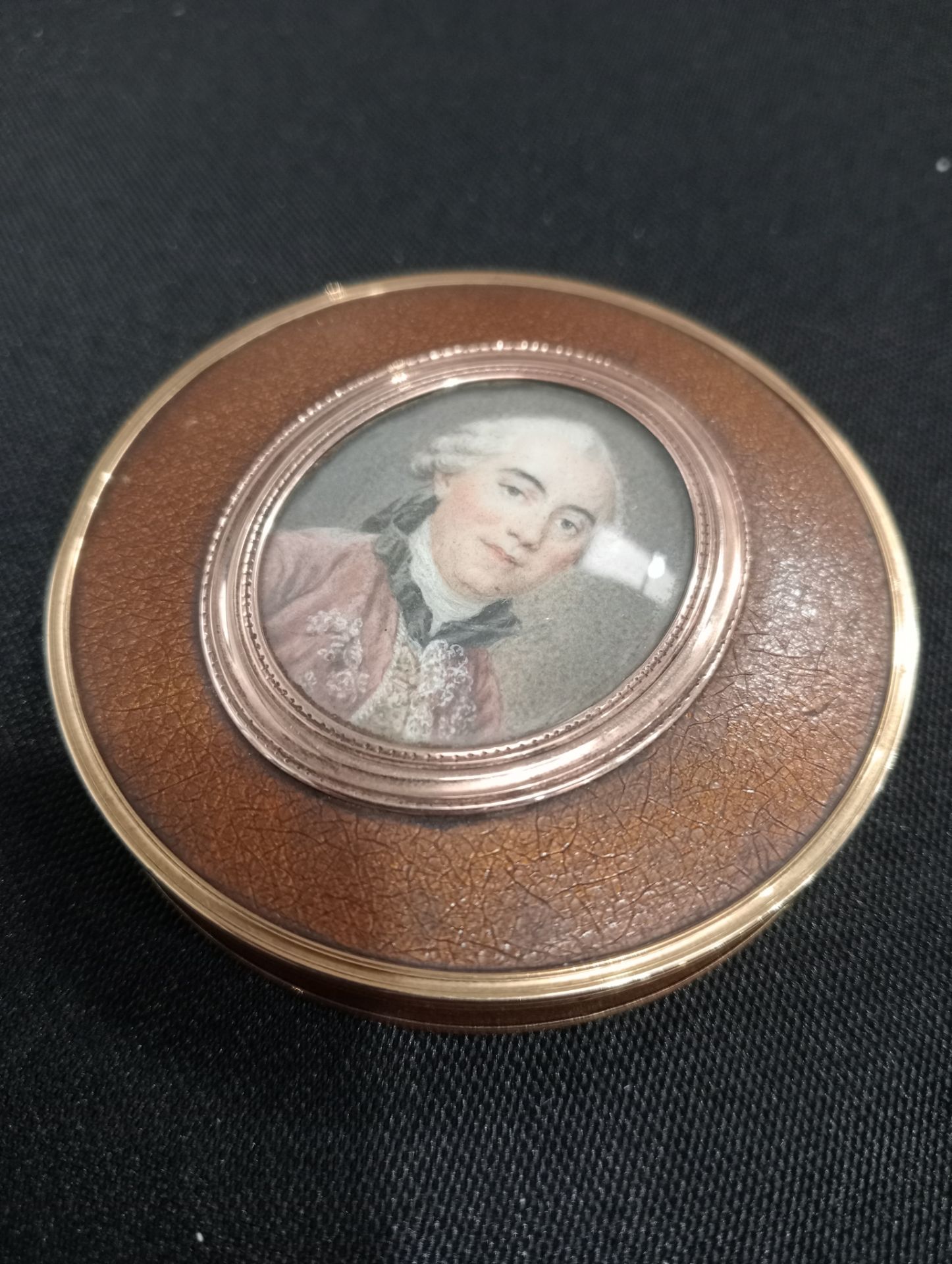 A FRENCH GOLD-MOUNTED PAPIER-MÂCHÉ BONBONNIÈRE WITH INSET PORTRAIT MINIATURES - Image 14 of 14