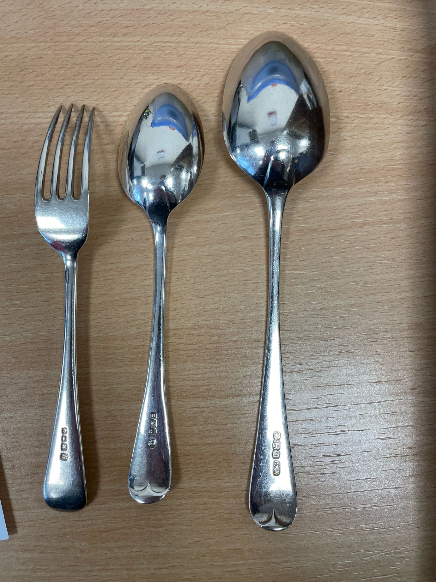 A CANTEEN OF OLD ENGLISH PATTERN SILVER FLATWARE - Bild 4 aus 4