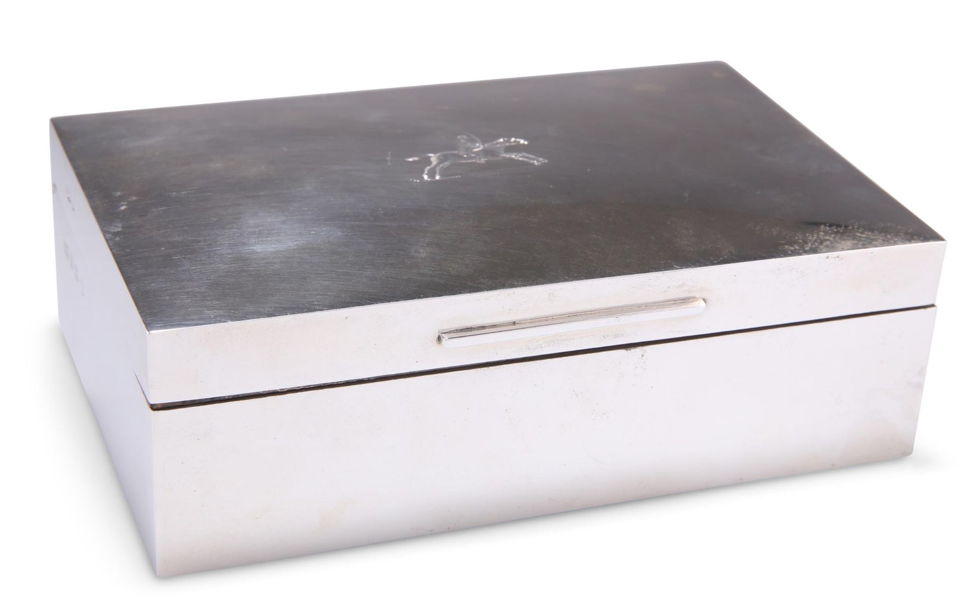 AN ELIZABETH II SILVER CIGAR BOX