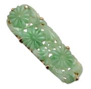 A 9 CARAT GOLD JADE BROOCH