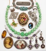 A GROUP OF JEWELLERY