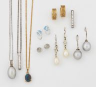 A GROUP OF JEWELLERY