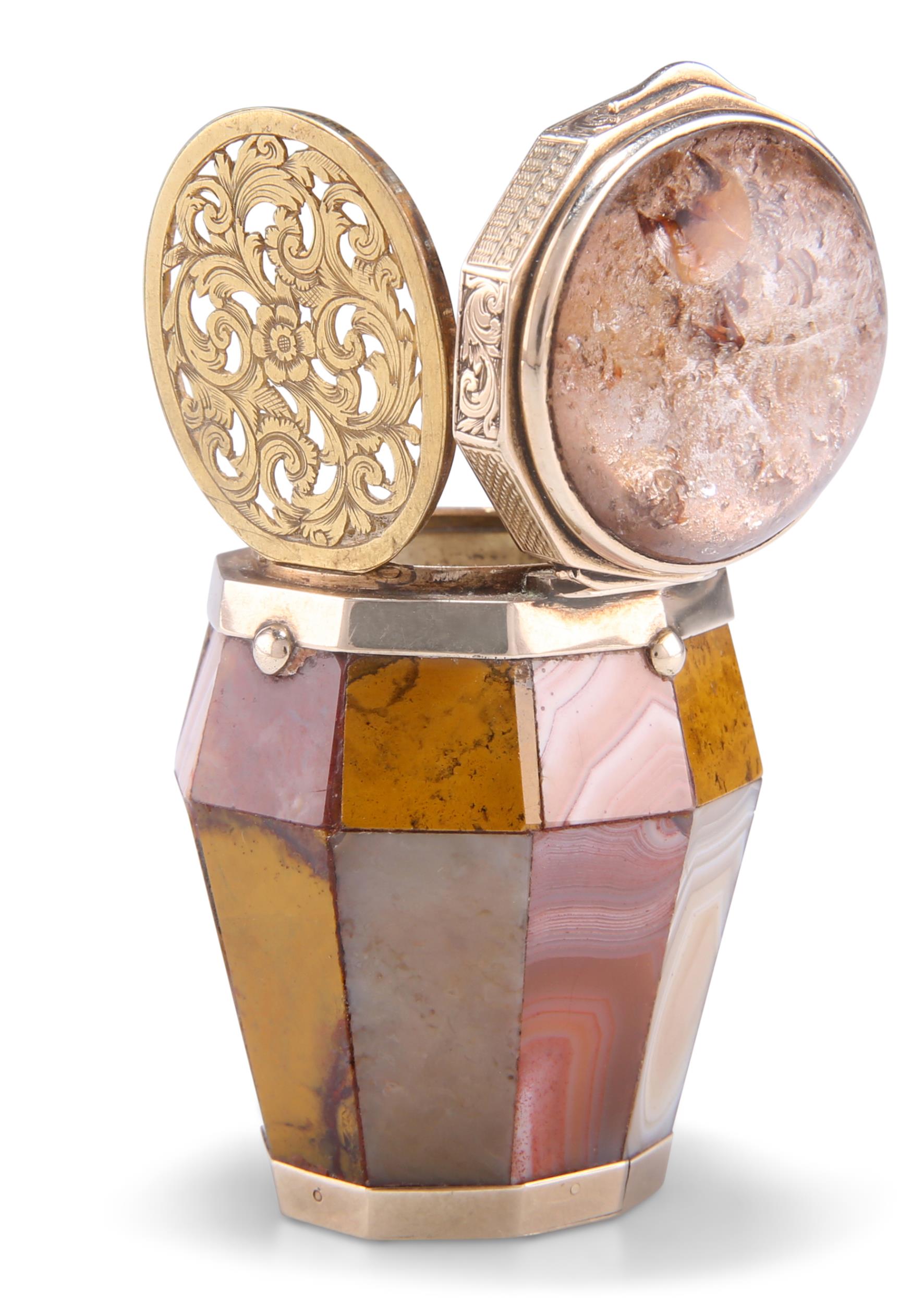 AN EARLY 19TH CENTURY SCOTTISH GOLD-MOUNTED AGATE VINAIGRETTE