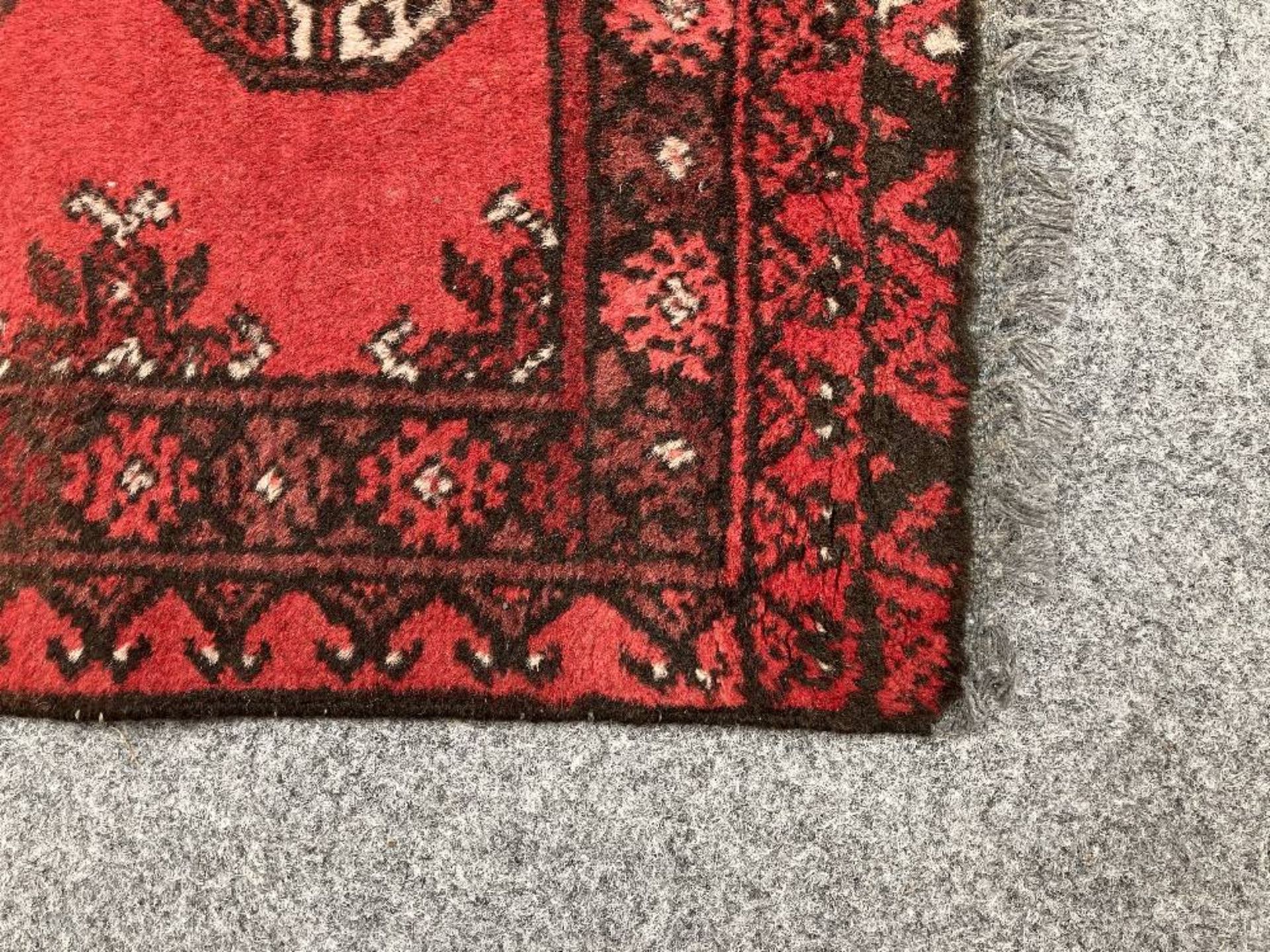 FIVE VARIOUS SMALL RUGS - Image 17 of 18