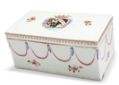 A CHINESE EXPORT RECTANGULAR BOX AND COVER