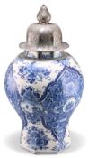 A LARGE 18TH CENTURY DUTCH DELFT BLUE AND WHITE VASE