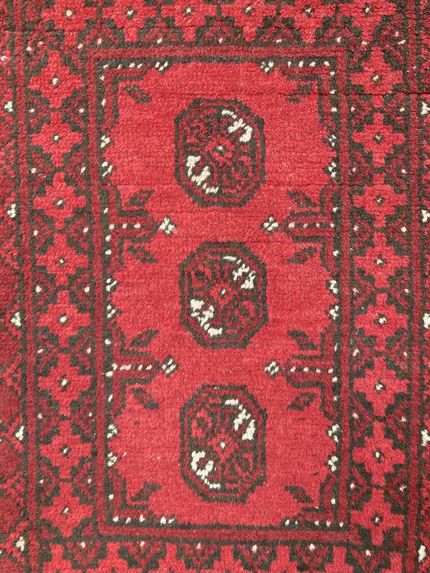 FIVE VARIOUS SMALL RUGS - Image 13 of 18