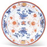 AN 18TH CENTURY CHINESE PORCELAIN IMARI CHARGER