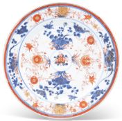 AN 18TH CENTURY CHINESE PORCELAIN IMARI CHARGER