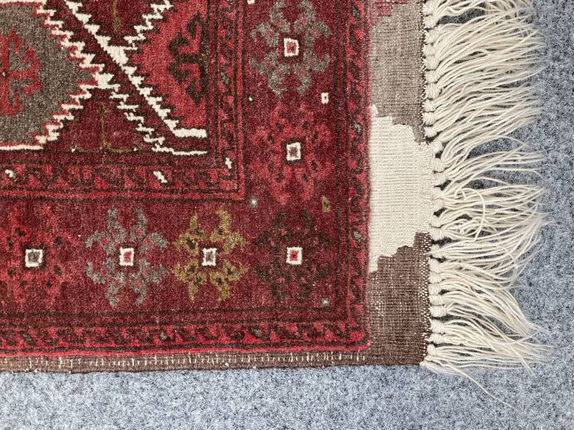 FIVE VARIOUS SMALL RUGS - Image 5 of 18