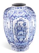 A LARGE 18TH CENTURY DUTCH DELFT BLUE AND WHITE VASE