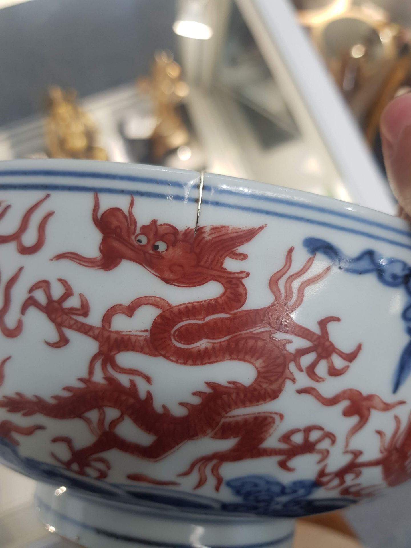 A CHINESE IRON-RED AND UNDERGLAZE BLUE 'DRAGON' BOWL - Bild 3 aus 4
