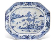 AN 18TH CENTURY CHINESE EXPORT BLUE AND WHITE DISH