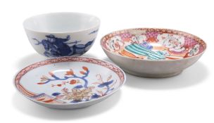 A CHINESE BLUE AND WHITE TEA BOWL, AND TWO 18TH CENTURY CHINESE SAUCERS