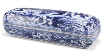 A CHINESE WANLI-STYLE BLUE AND WHITE BOX AND COVER