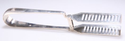 A PAIR OF EDWARDIAN SILVER ASPARAGUS TONG