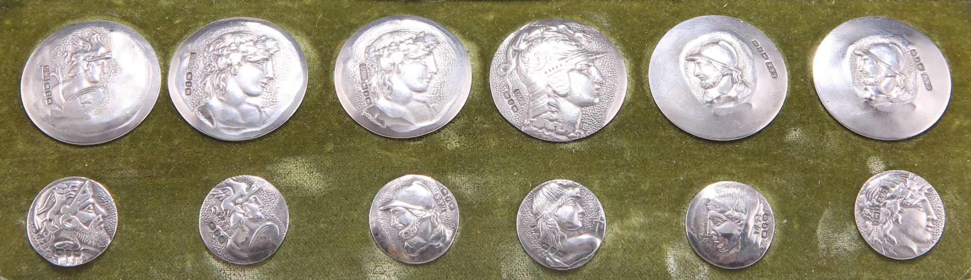 A SET OF LATE VICTORIAN SILVER BUTTONS - Bild 2 aus 2