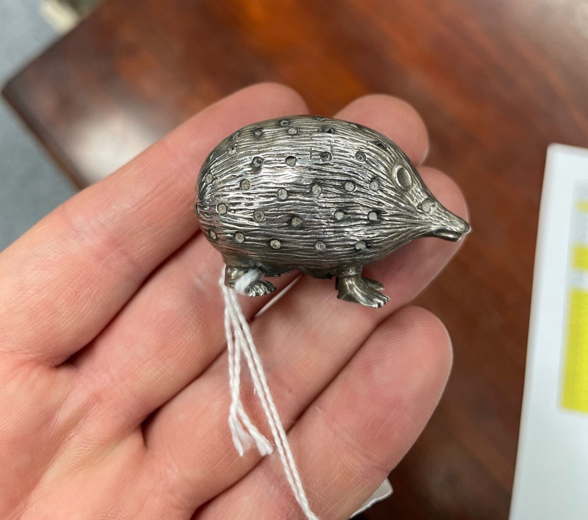 AN EDWARDIAN SILVER NOVELTY PIN CUSHION - Bild 3 aus 6