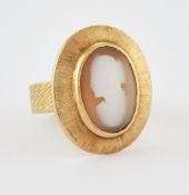 AN 18 CARAT GOLD CAMEO RING